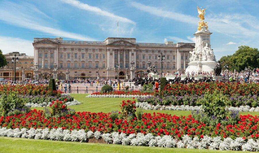 London: Buckingham Palace Entry Ticket & Royal Walking Tour - Entering Buckingham Palace with a timed ticket