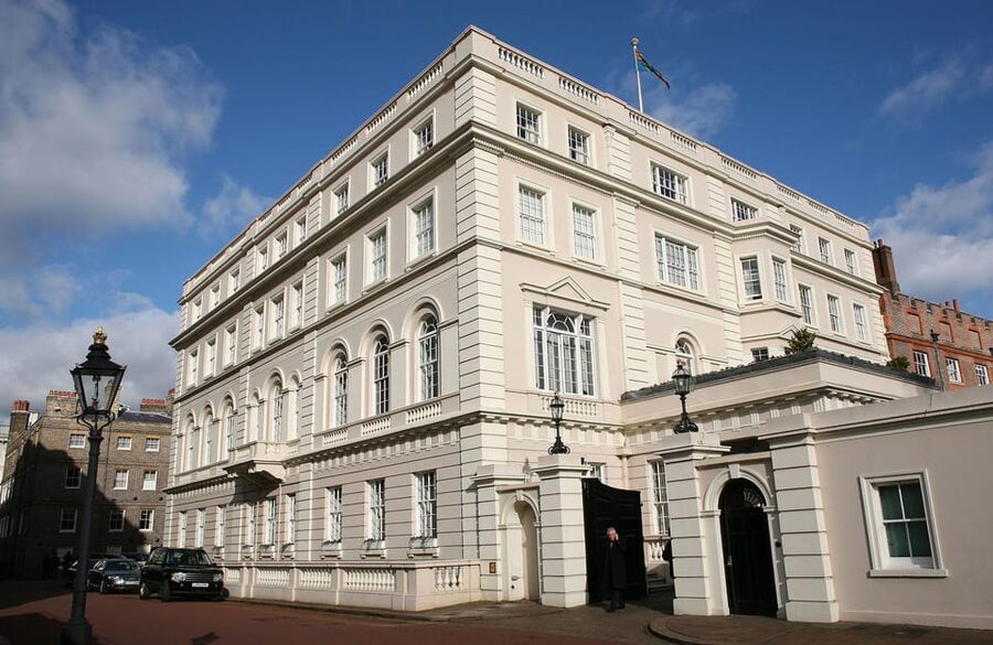 London: Changing of the Guard and Royal Palaces Walking Tour - Buckingham Palace and the balcony
