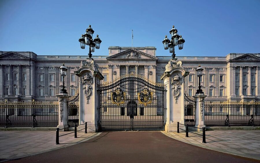 London: Changing of the Guard and Royal Palaces Walking Tour - St. James’s Park and the ceremonial Mall