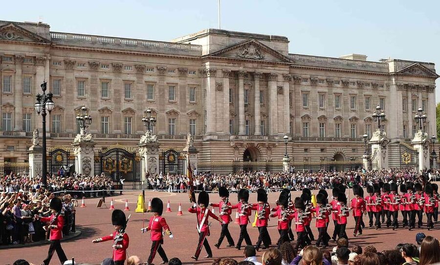 London: Changing of the Guard and Royal Palaces Walking Tour - What the private $160 price means