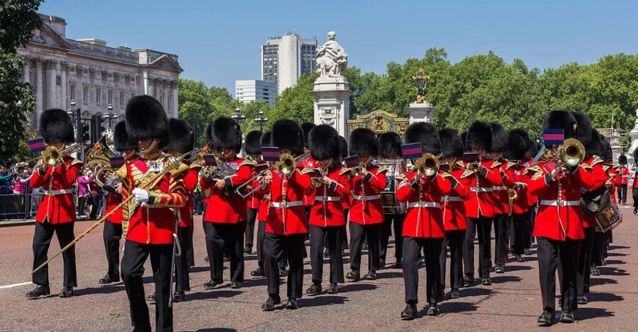 London: Changing of the Guard Tour at Buckingham Palace - What this Changing of the Guard tour really offers