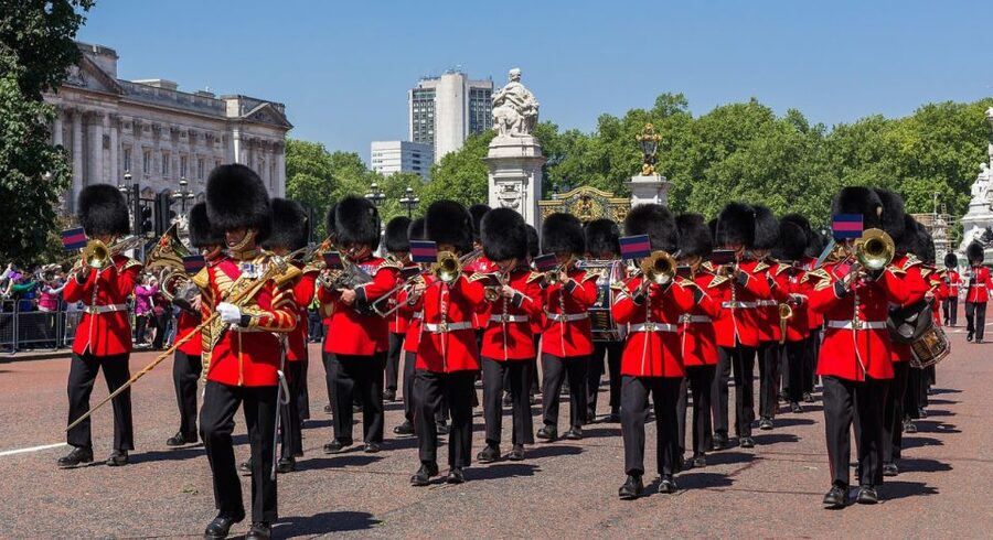 London: Changing of the Guard Tour at Buckingham Palace - Is $18 good value?