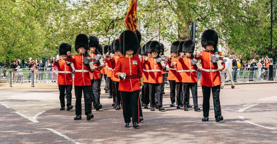 London: Changing of the Guard Tour by Buckingham Palace - Why this tour works better than waiting at Buckingham Palace