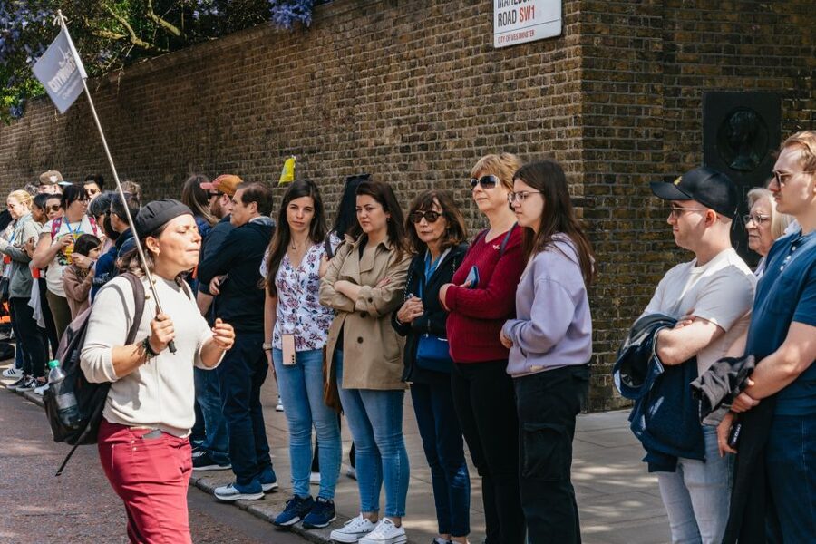London: Changing of the Guard Tour by Buckingham Palace - Following the guards for 75 minutes