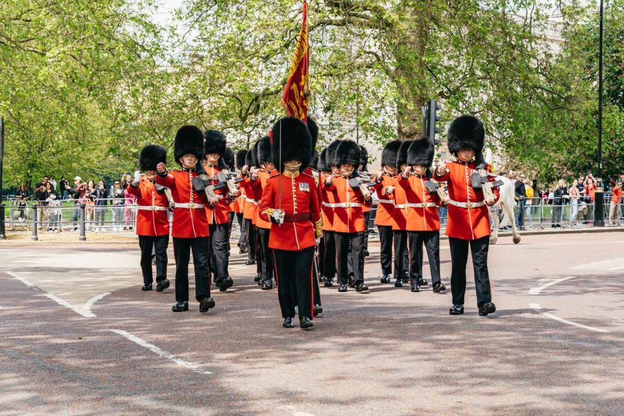 London: Changing of the Guard Tour by Buckingham Palace - What the guides add to the morning