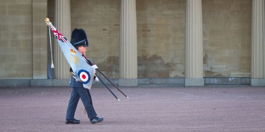 London Changing of the Guard Tour - Front Row 12 guests 2,5h - St. James’s Palace and the guards heading to duty