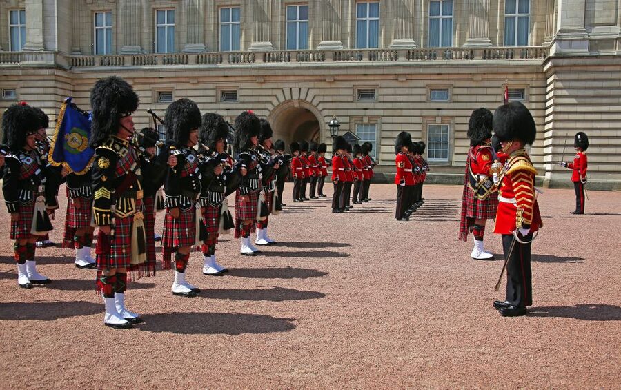 London Changing of the Guard Tour - Front Row 12 guests 2,5h - Who will get the most from the $61 price