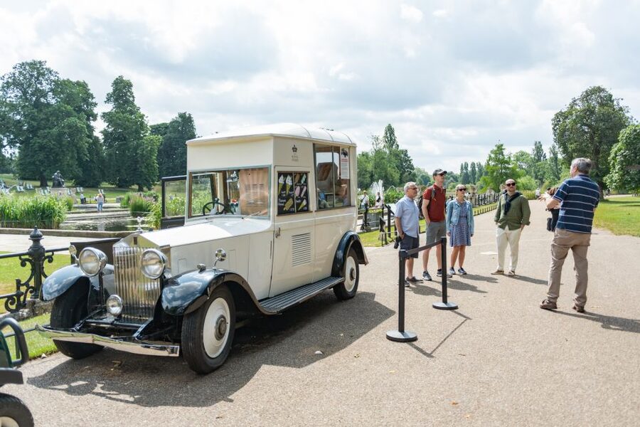 London: Kensington Palace Afternoon Tea & Guided Walk - Walking through Kensington Gardens with a royal guide