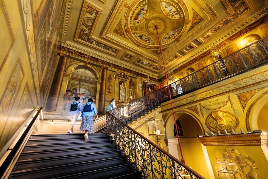 London: Kensington Palace Tour, Guard Change & Afternoon Tea - A long walk through Hyde Park and Kensington Gardens