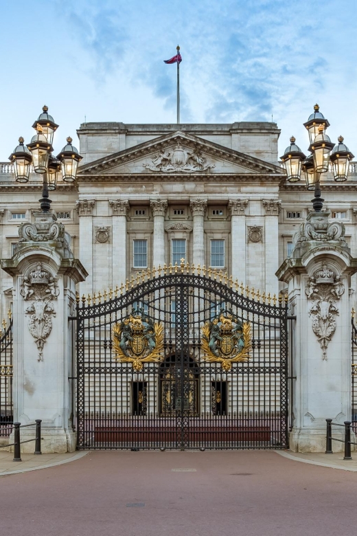 London Royal Tour - Buckingham Palace Entry - 12 guests 2,5h - From Henry VIII’s hunting ground to modern monarchy