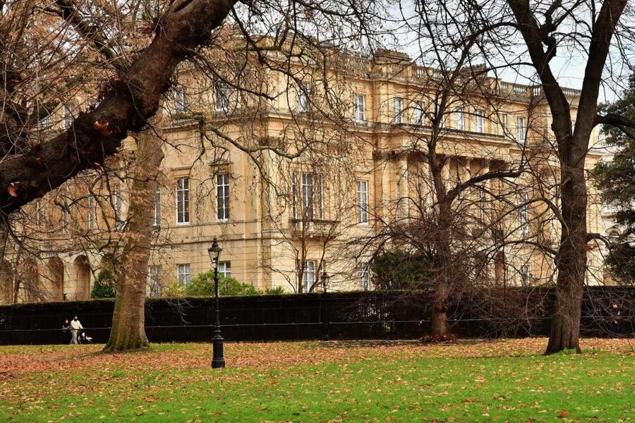 London Royal Tour - Buckingham Palace Entry - 12 guests 2,5h - Green Park and the Commonwealth Memorial Gate
