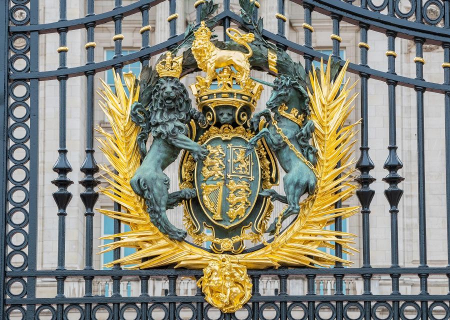 London Royal Tour - Buckingham Palace Entry - 12 guests 2,5h - The Queen Victoria Memorial and Buckingham Palace Garden