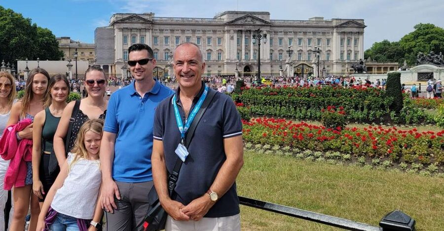 London: Royal Walking Tour and Buckingham Palace Audio Tour - Starting at the William III statue