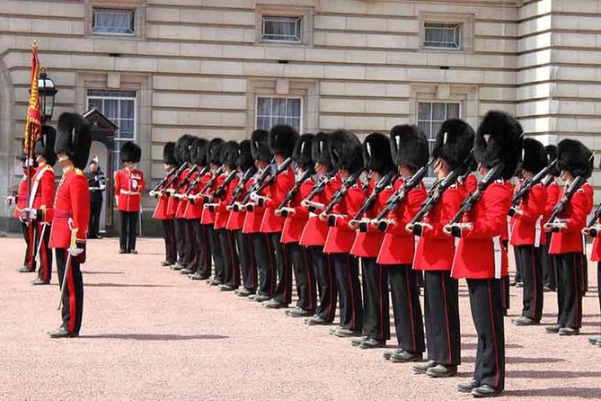 London's Palaces & Parliament Tour (See Over 20+ London Top Sights) - Seeing the Changing of the Guard without false expectations