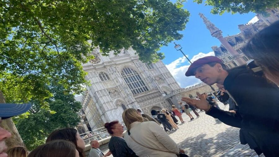 London: The Changing of the Guard Tour and Buckingham Palace - Horse Guards Parade and the route to Trafalgar Square