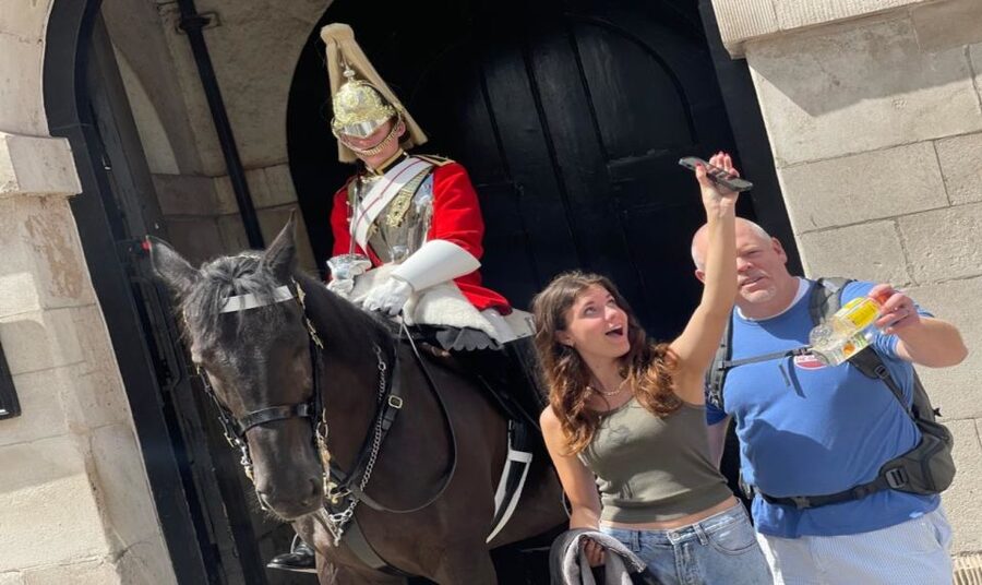 London: The Changing of the Guard Tour and Buckingham Palace - Buckingham Palace and the opening royal view