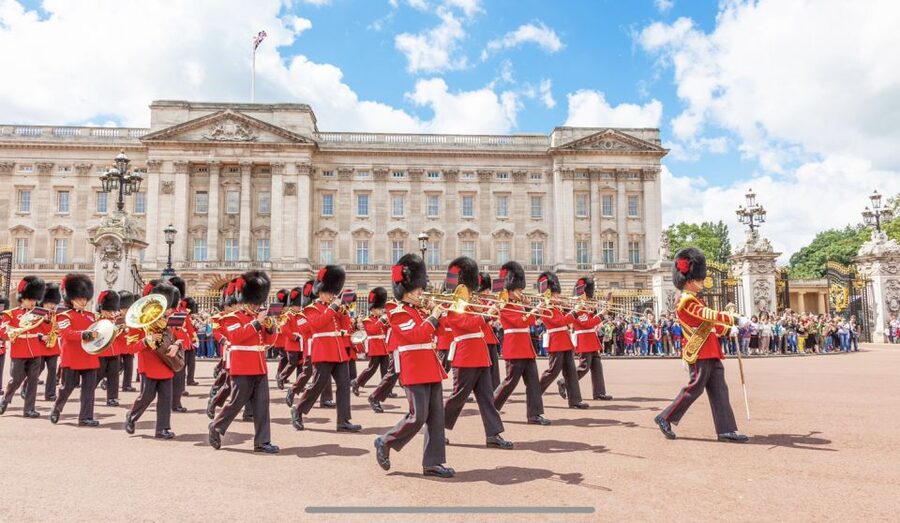 London: The Changing of the Guard Tour and Buckingham Palace - St James’ Park, parakeets and pelicans