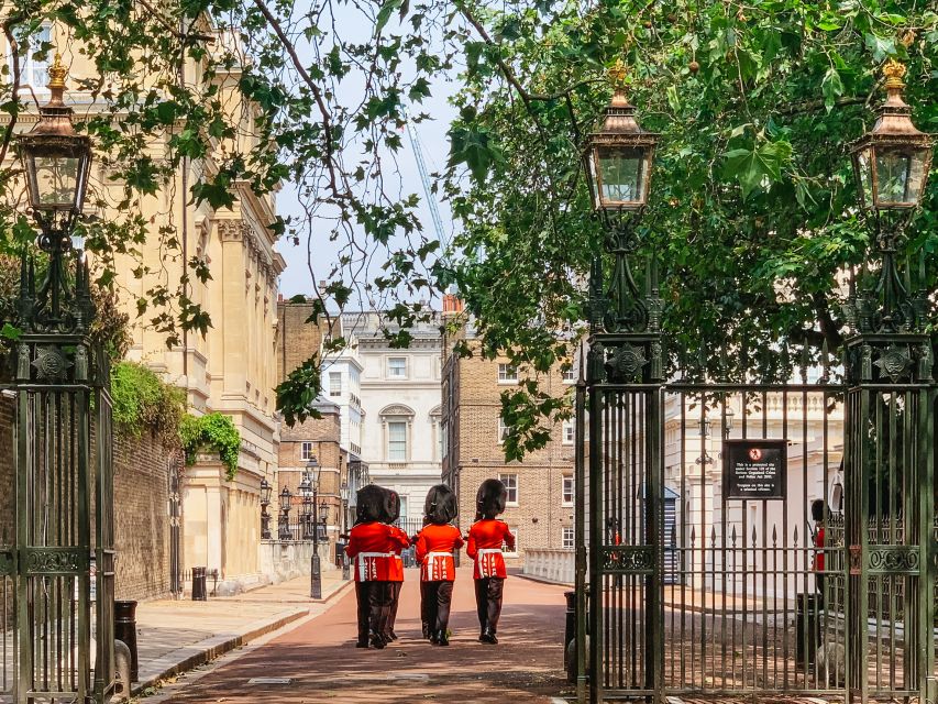 London: The Changing of the Guard Tour and Buckingham Palace - Big Ben, Parliament and the corridor of power