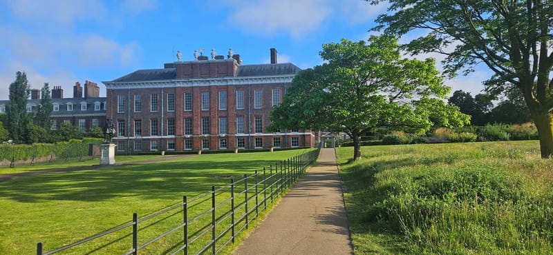 London: VIP Kensington Palace Gardens Tour & Royal High Tea - How the guided and self-guided parts fit together