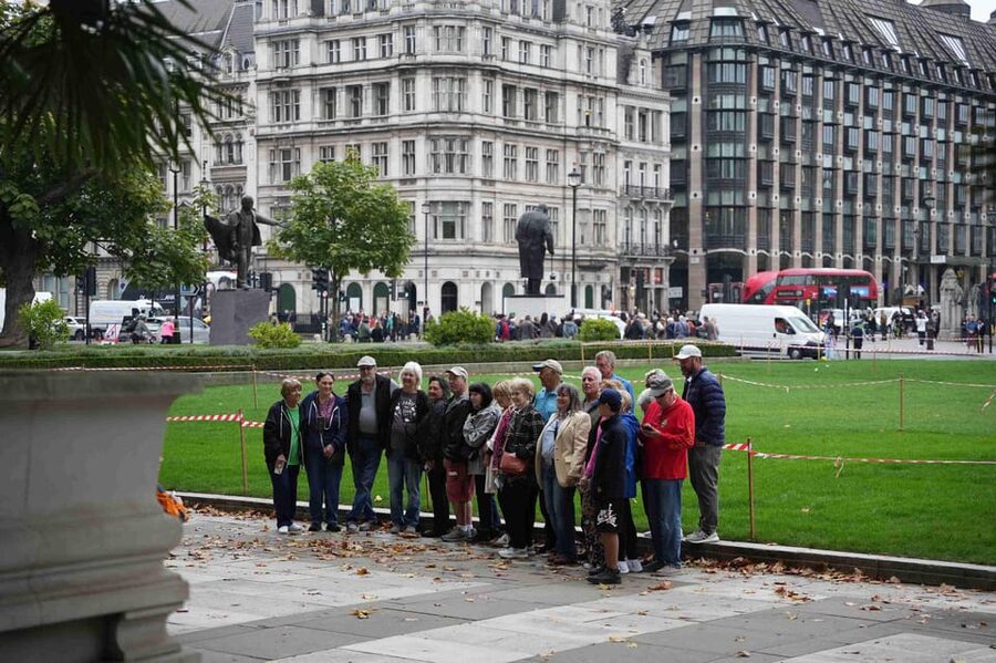 London: Westminster Abbey, Big Ben, Buckingham Palace Tour - What a Blue Badge guide adds