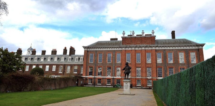 London: Westminster Walking Tour and Kensington Palace Visit - A practical start outside The Ritz