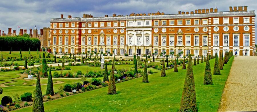 London: Windsor Castle & Henry VIII's Hampton Court Palace - How the time is divided