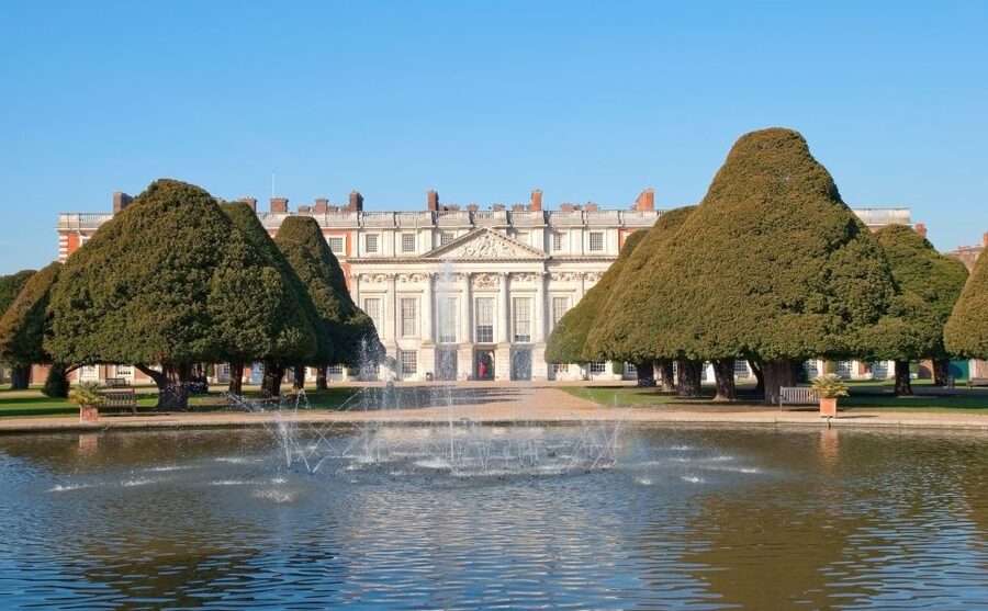 London: Windsor Castle & Henry VIII's Hampton Court Palace - Who will enjoy this day most?