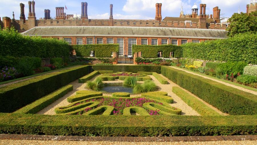 London: Windsor Castle & Henry VIII's Hampton Court Palace - Booking details worth checking