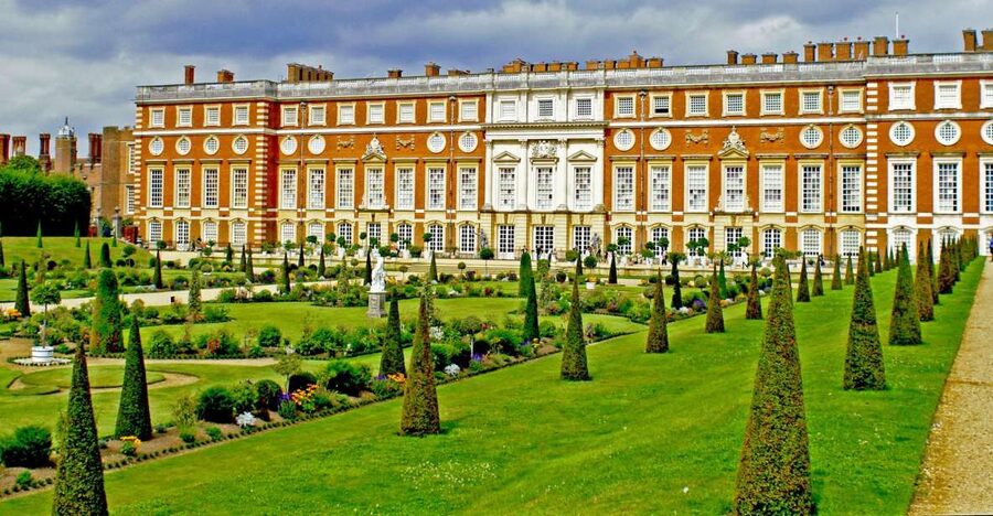 London: Windsor Castle & Henry VIII's Hampton Court Palace - The London panoramic start sets the scene