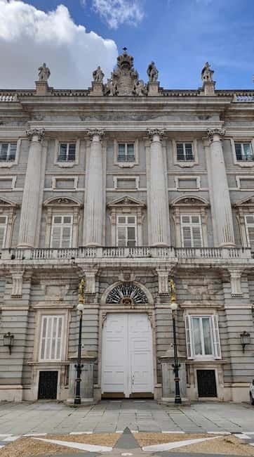 Madrid: Guided tour of the Royal Palace in French - Entering Madrid’s Royal Palace with a French-speaking guide
