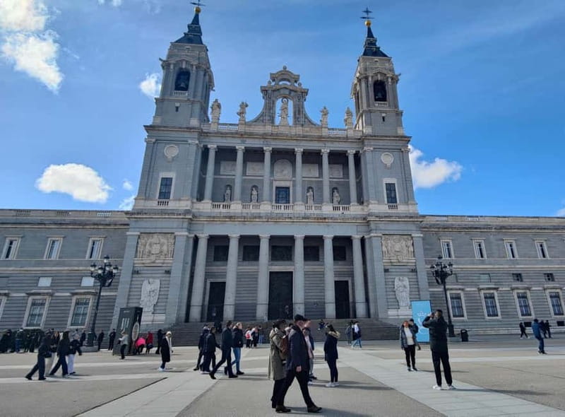 Madrid: Guided tour of the Royal Palace in French - The palace’s scale and changing role