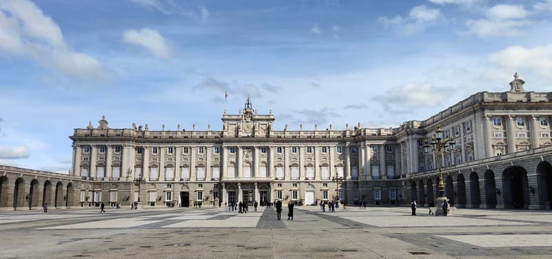 Madrid: Guided tour of the Royal Palace in French - The Royal Chapel and private devotion