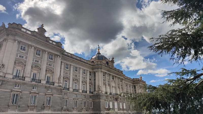 Madrid: Guided tour of the Royal Palace in French - Why the $64 price can make sense