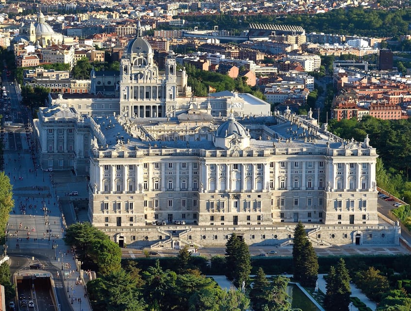 Madrid: Guided Tour of the Royal Palace with Fast Access - Why a guide helps inside 3,000 rooms