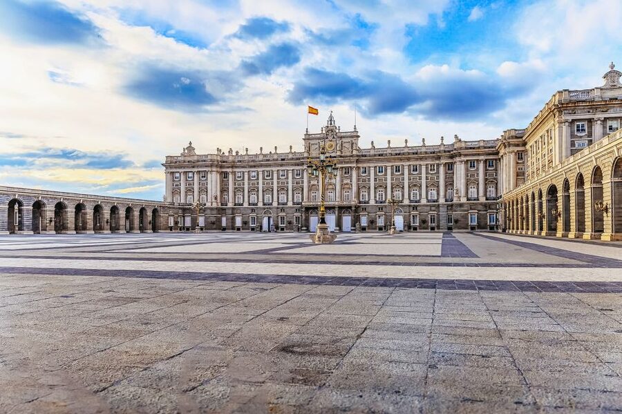Madrid: Guided Tour of the Royal Palace with Fast Access - What the 90-minute route feels like