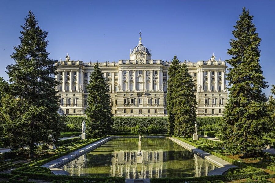 Madrid: Guided Tour of the Royal Palace with Fast Access - The value of a small group