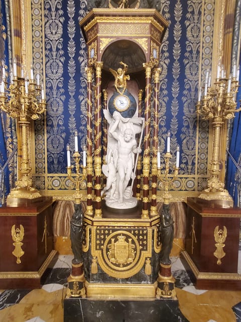 Madrid: Guided visit at the Royal Palace with tour guide - Meeting Felipe IV beneath the statue