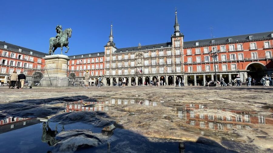 Madrid: Royal Palace Entry Ticket and Small Group Tour - Plaza de la Armería and the palace approach