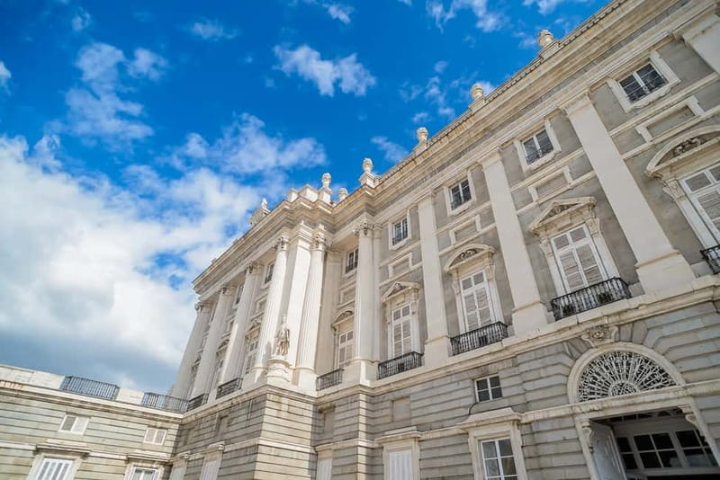 Madrid: Royal Palace Expert Guided Tour with Skip-the-Line - Why the guide matters more than the ticket alone