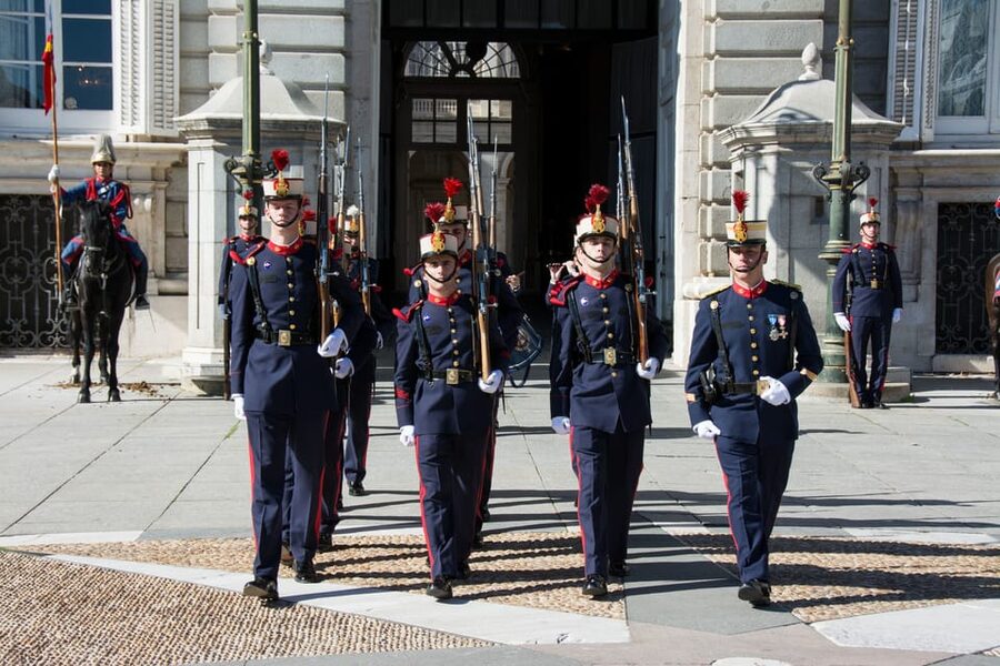 Madrid: Royal Palace Guided Tour with Skip-the-Line Entry - What the guides add to the visit