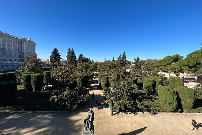 Madrid: Royal Palace Guided Tour with Skip the Line Ticket - English commentary, headsets, and guide style