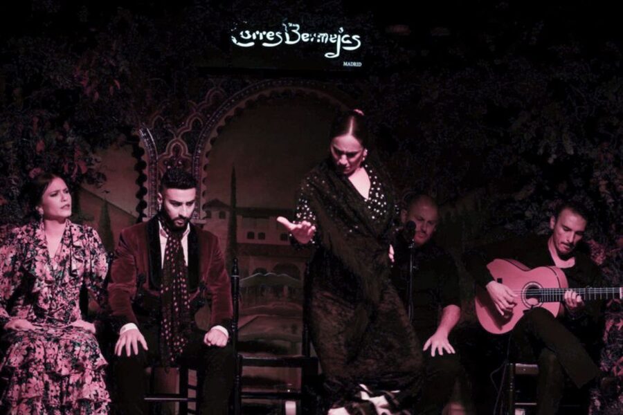 Madrid: Royal Palace Tour, Flamenco Show, & Tapas with Drink - Flamenco at Torres Bermejas Tablao
