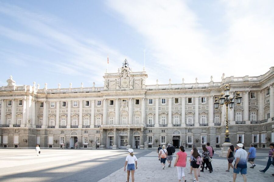 Madrid: Royal Palace Tour, Flamenco Show, & Tapas with Drink - What the guide adds to the palace visit