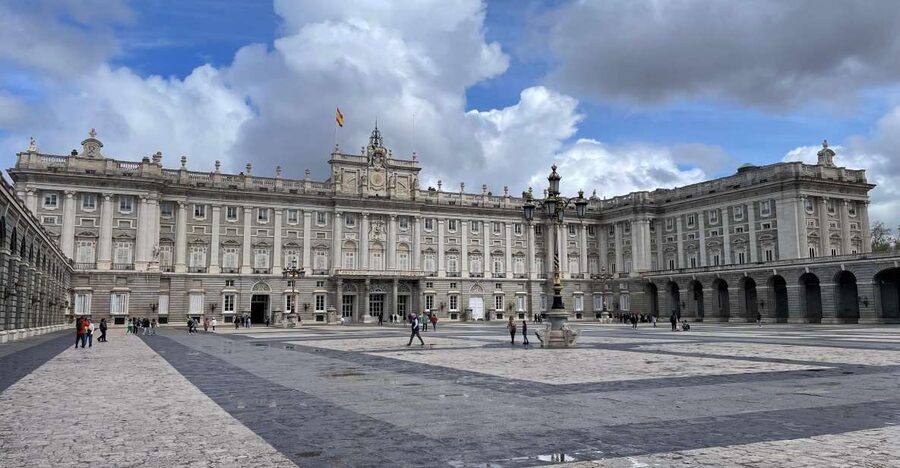 Madrid: Royal Palace tour - semi private or private - Meeting at the Royal Armoury Square