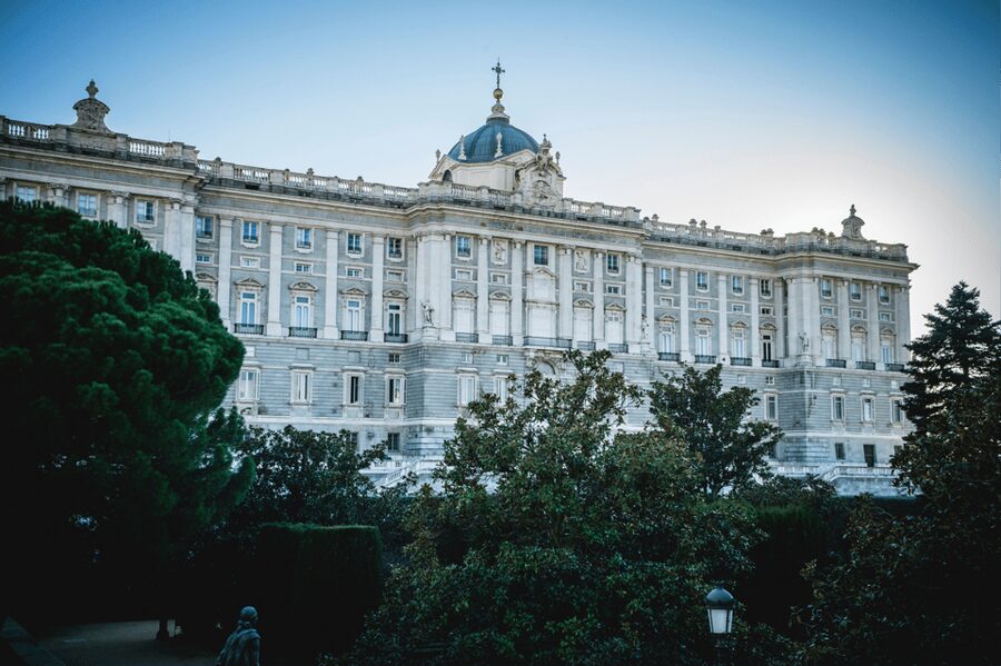 Madrid: The Royal Palace Skip-the-line Guided Tour - Languages, access, and group size