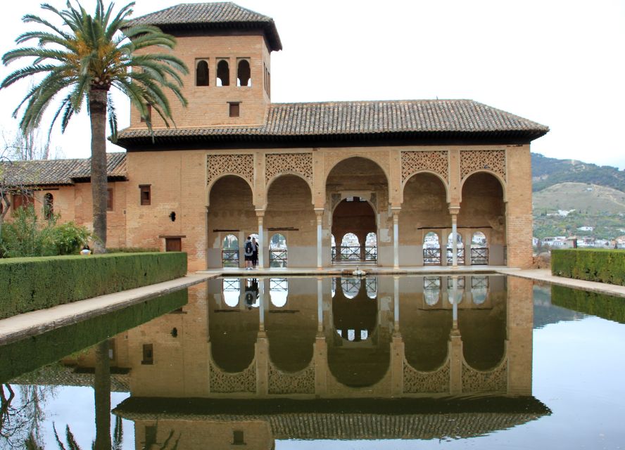 Malaga: Granada Day Trip with Alhambra, Palaces and Gardens - Practical details that affect your day
