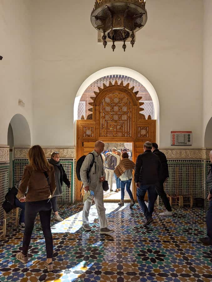 Marrakech: Bahia Palace, Saadian Tombs & Medina Guided Tour - Saadian Tombs and the price of waiting