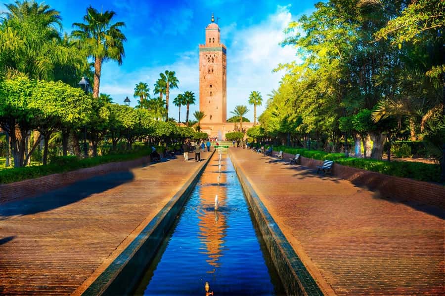 Marrakech: Bahia Palace, Saadian Tombs & Medina Walking Tour - Saadian Tombs and the dynasty behind the decoration