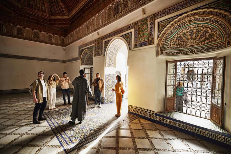 Marrakech: Bahia Palace, Saadian Tombs & Top Highlights Tour - Saadian Tombs and the wait for the best view