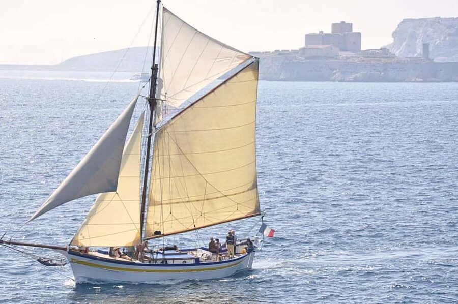 Marseille: Château d'If and Frioul Calanques Sailing Cruise - Leaving Les Barquettes for the open water